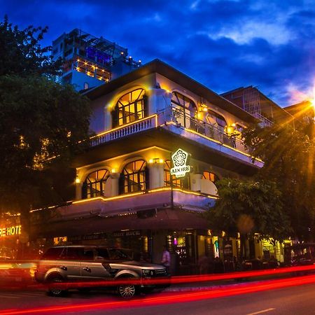 Adore Riverside Hotel Phnom-Penh Buitenkant foto